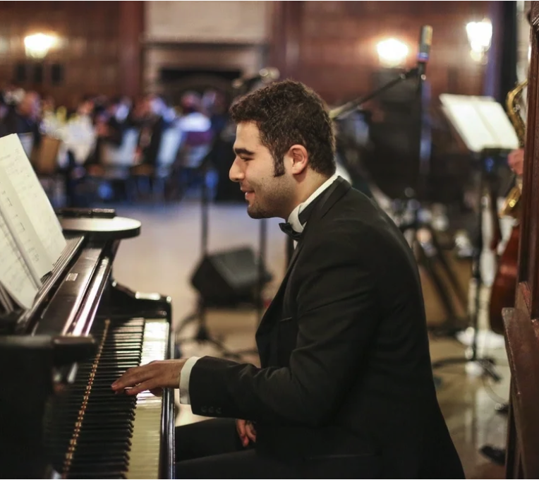 Keyhan Kamelian performing at a grand piano